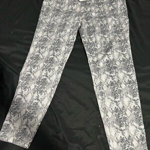 Seven7 Women's High Rise Jeans – Gray & Black Color Scheme, Size 14 W (NWT)